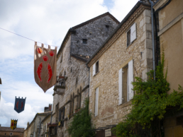 Rue de Montpazier avec des drapeaux médiévaux