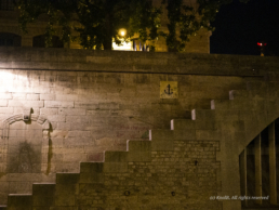 Escaliers en pierre, le long de la Seine photographiés de nuit