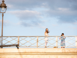 Photo de la femme sur le pont